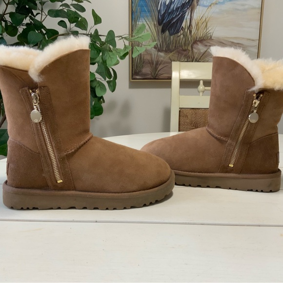 Authentic UGG Bailey short zip boots size 7 - Picture 8 of 13